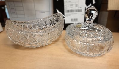 Bonbonnière et vide poche en cristal moulé.