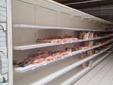 deux photos d'une épicerie dont les rayons regorgent de produits alimentaires
