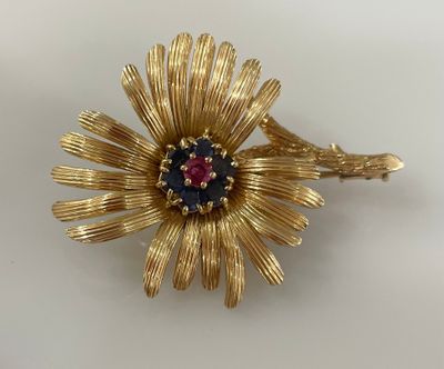Broche fleur en or jaune 18K (750 millièmes) ornée en serti …