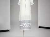 l'image d'une robe blanche sur un mannequin