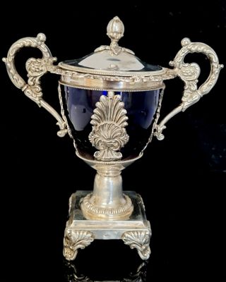 un trophée ancien plaqué argent, muni d'un couvercle en verre bleu