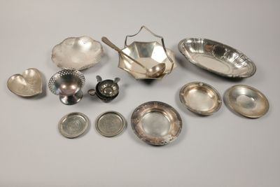 beaucoup de plats et de cuillères en argent sur la table