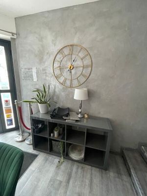 une grande horloge accrochée au mur du salon