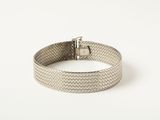 gros plan d'un bracelet en argent sur fond blanc