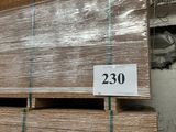 une grande pile de bois dans un entrepôt, avec une étiquette de prix