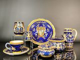 une photo d'une table dressée dans les tons bleu et or, avec des tasses et des soucoupes