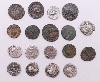 plusieurs types de pièces de monnaie sont présentés sur une surface blanche