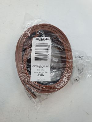 un gros plan d'une ceinture marron sur une surface blanche