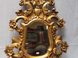 un miroir doré posé sur une table