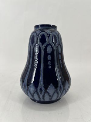 un vase bleu posé sur une table
