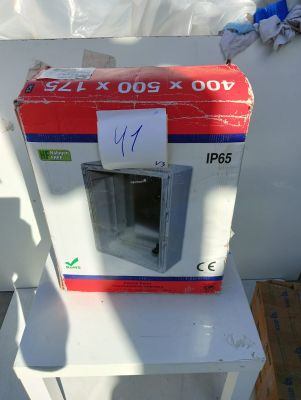 a box with a picture of a microwave on top of it