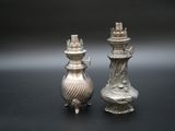deux vases en argent posés l'un à côté de l'autre sur une table