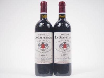 deux bouteilles de vin rouge posées l'une à côté de l'autre sur une surface blanche