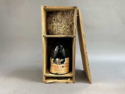 une boîte en bois avec une bouteille de vin à l'intérieur