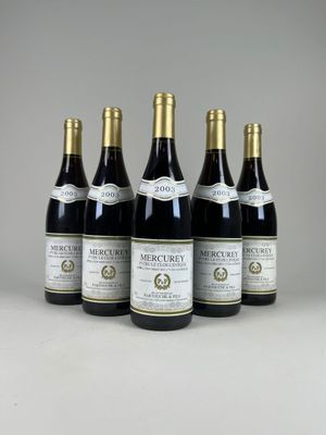quatre bouteilles de vin sont alignées sur une table