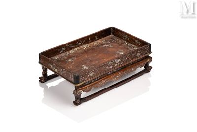 un vieux plateau en bois posé sur une surface blanche