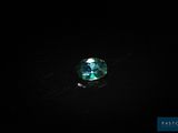 gros plan d'un diamant bleu sur une surface noire