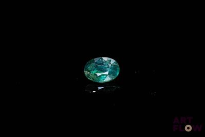 gros plan d'un diamant vert sur une surface noire