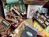 un tas de vieux jouets et d'autres objets par terre