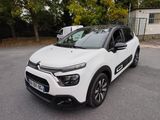 La Citrole blanche est garée sur le parking.