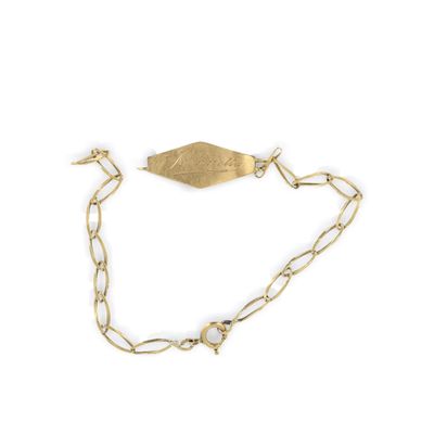 un gros plan sur un bracelet à chaîne en or orné d'une perle blanche