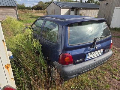 une voiture bleue garée dans l'herbe