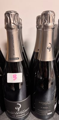 plusieurs bouteilles de champagne sont alignées sur un comptoir