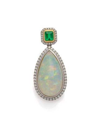un pendentif en opale et diamants, signé Van Cleef
