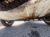 un gros plan sur le pot d'échappement d'une voiture