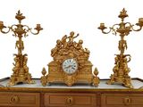 une horloge en or posée sur une table en bois