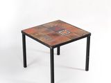 une image représentant une petite table avec un plateau en carrelage et des pieds en métal
