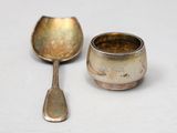 deux cuillères et une tasse posées sur une table