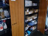 une grande armoire contenant de nombreux objets