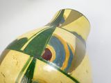 un vase jaune orné d'un motif vert et bleu