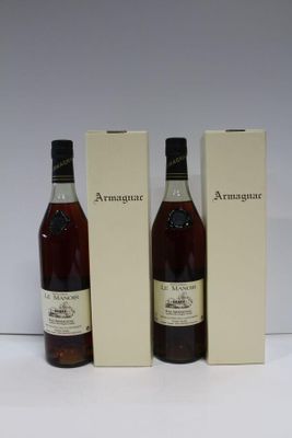 trois bouteilles de vin posées l'une à côté de l'autre sur une table