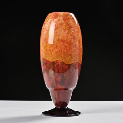 un vase posé sur une table à fond noir