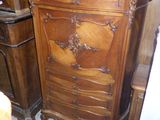 une commode en bois dans le coin d'une pièce