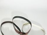 On voit deux morceaux de cuir posés sur une surface blanche