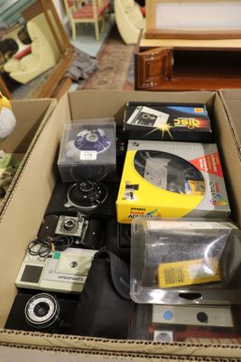 une boîte remplie d'appareils électroniques et d'autres objets dans une pièce