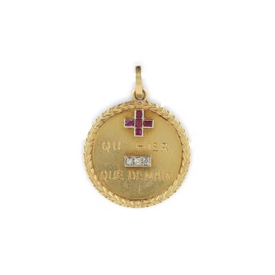 Gros plan sur une médaille d'or ornée d'une croix