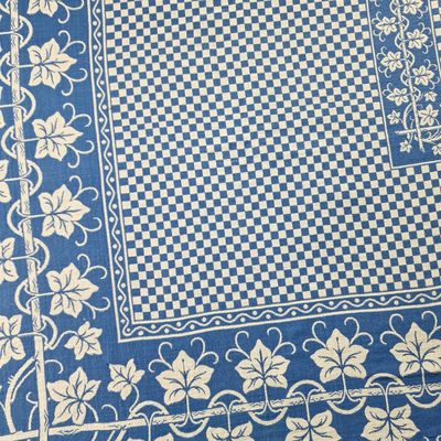 un gros plan sur un tapis bleu et blanc à motifs en damier