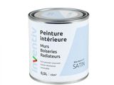 gros plan d'un pot de peinture sur fond blanc