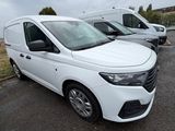 La camionnette blanche est garée sur le parking, à côté d'autres camionnettes.