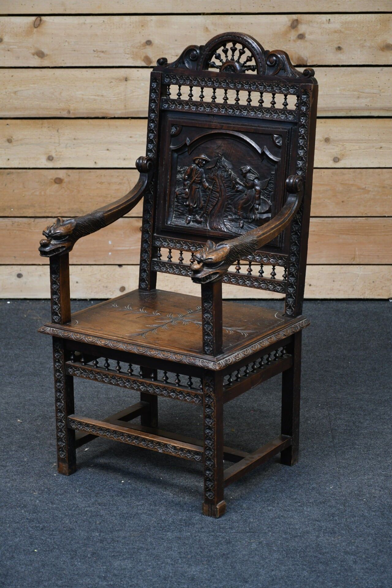 Fauteuil en bois teinté à dossier ajouré de fuseaux et à déc…