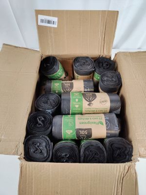 plusieurs rouleaux de sacs poubelle noirs dans un carton