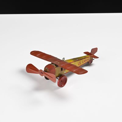 un petit avion miniature posé sur une table