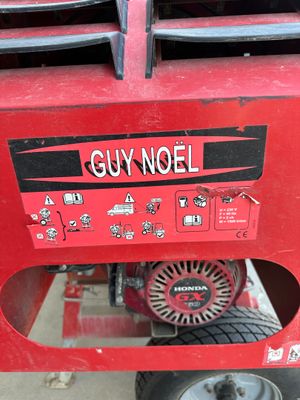une machine rouge posée sur le sol