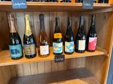 de nombreuses bouteilles de vin sur une étagère dans un magasin