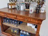 une table en bois sur laquelle sont posées des bouteilles d'alcool