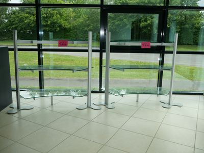 deux étagères plateaux verre, 3 niveaux, structure métal , e…